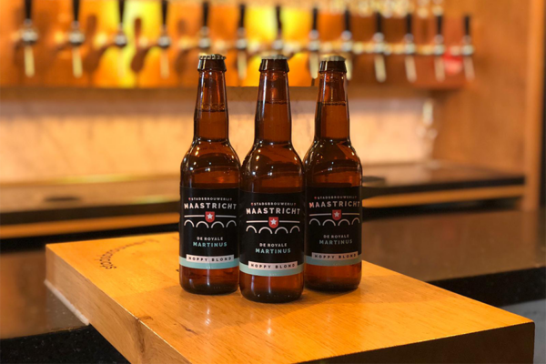 Stadsbrouwerij Maastricht tapwant met drie bierflesjes, de royale Martinus