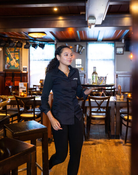 Sabrina Schilder is serveerster bij Café-Restaurant De Vrijheid. 