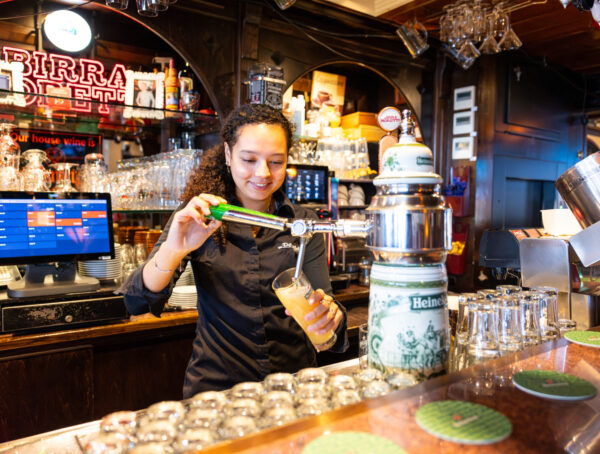 Sabrina Schilder TOPPR van de maand oktober, tapt een biertje op haar werk bij Café-Restaurant De Vrijheid. 