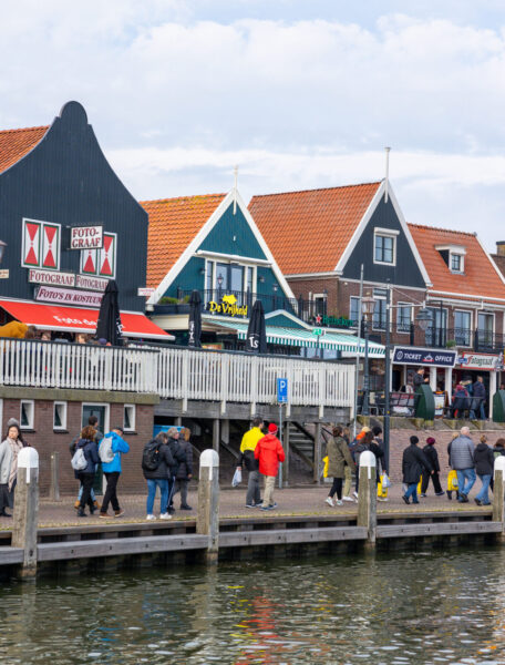 Café-Restaurant De Vrijheid en de haven van Volendam 