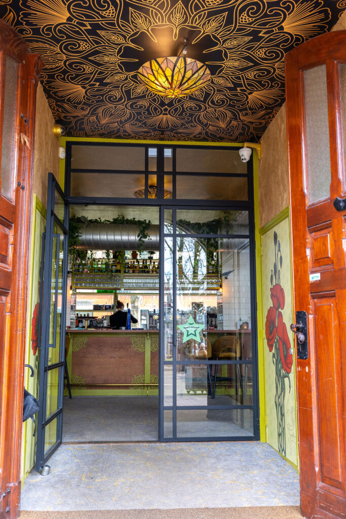 TOPPR van de maand maart 2024: Lonneke Otten-Aalbers ingang van restaurant In de Kazerne, 