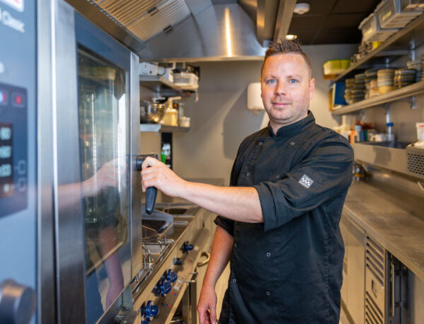 TOPPR van de maand mei 2024: TOPPR van Mei: Viktor Vurens - Buck Bar Kitchen bij de oven in de keuken