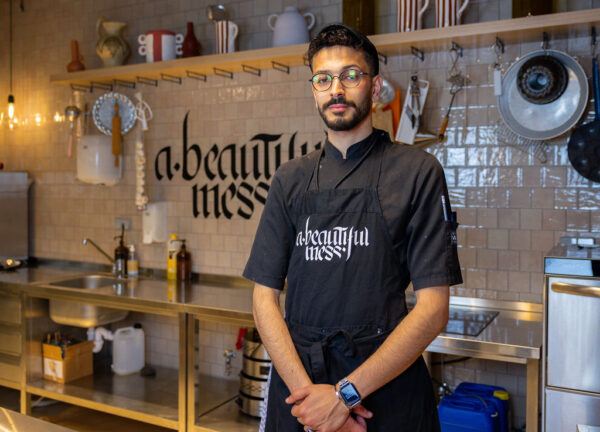 TOPPR van juni, Ghaith Alsheikh in de keuken van restaurant A Beautiful Mess 