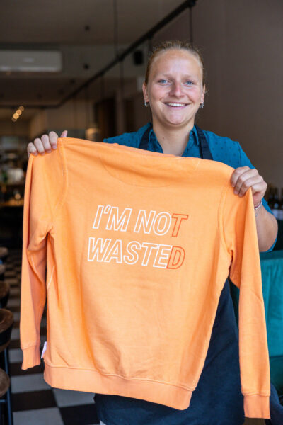 Jamie van Dillen onze TOPPR van juli met de oranje TOPPR trui I'm not Wasted