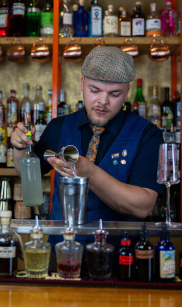 TOPPR van de maand augustus, Simon Daniël, aan het werk achter de bar bij het Utrechtse Mr. Finch. 