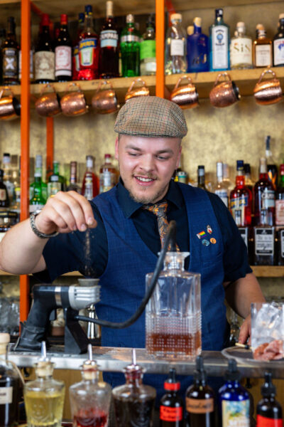 TOPPR van de maand augustus, Simon Daniël, cocktail bereiden bij het Utrechtse Mr. Finch. 