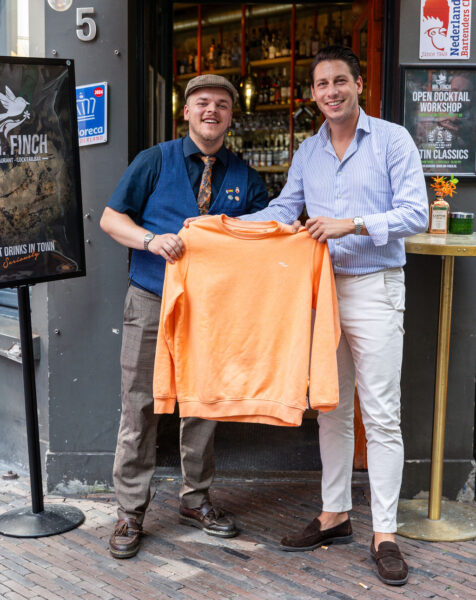 TOPPR van augustus, Simon Daniël, voor de deur bij het Utrechtse Mr. Finch met de TOPPR trui