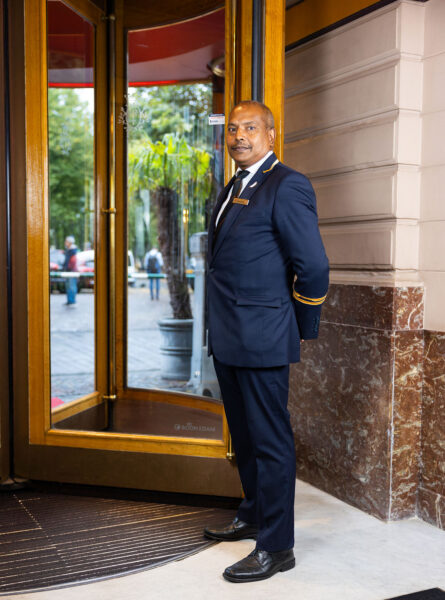 TOPPR van September: Hemand Ramlal bij de draaideur Hotel Des Indes