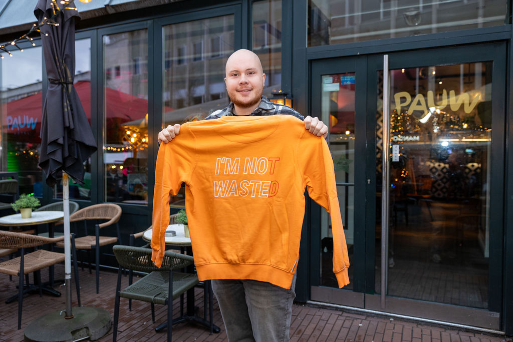 TOPPR van december: Job Verhees – Het Horecalegioen, Hotel Pauw met de TOPPR no waste trui