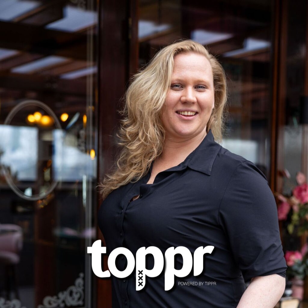TOPPR van de maand maart: Hannah Marinus bij de ingang van De Heeren van Maarssen