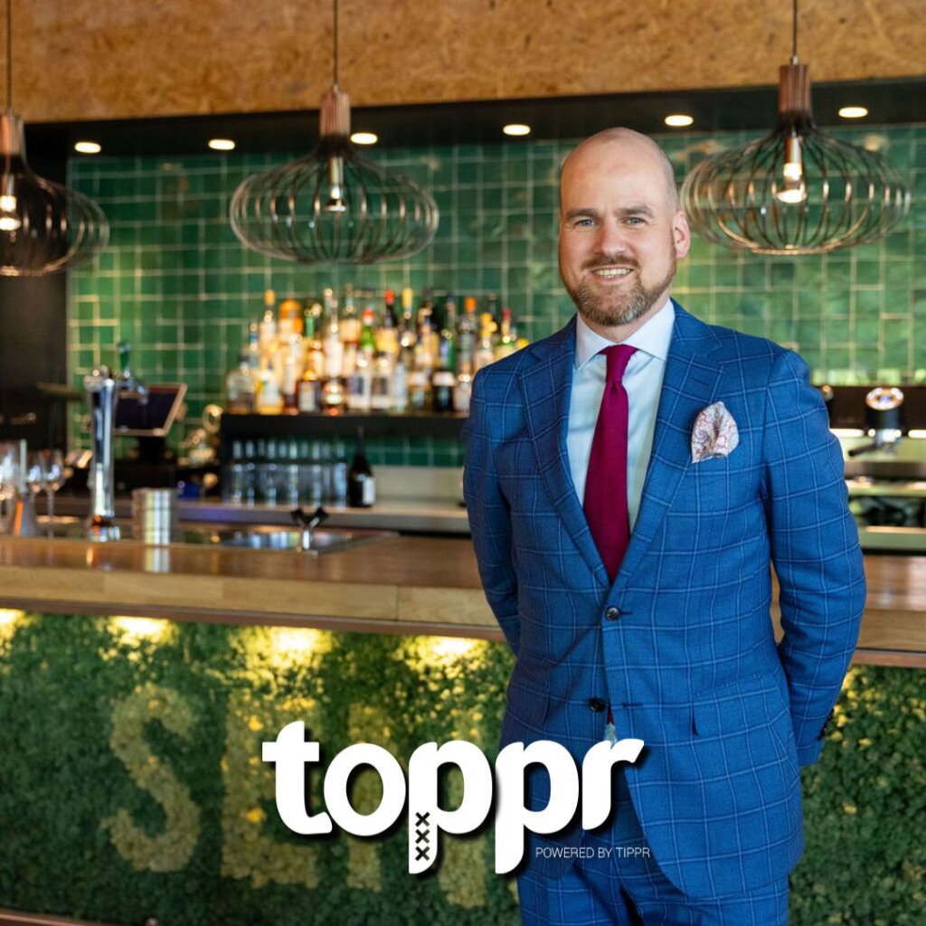 Jèrôme Vollebergh, onze TOPPR van deze maand April bij de bar in Le Début