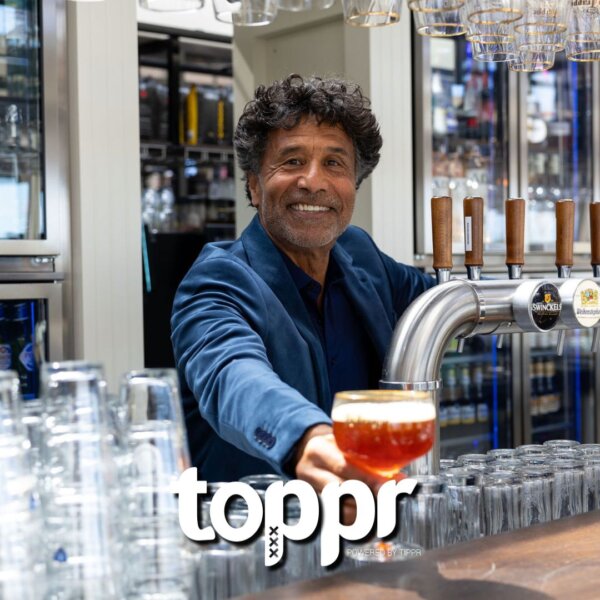 Kamel Aouichaoui – Floor Manager bij Pavarotti in Den Haag serveert een biertje