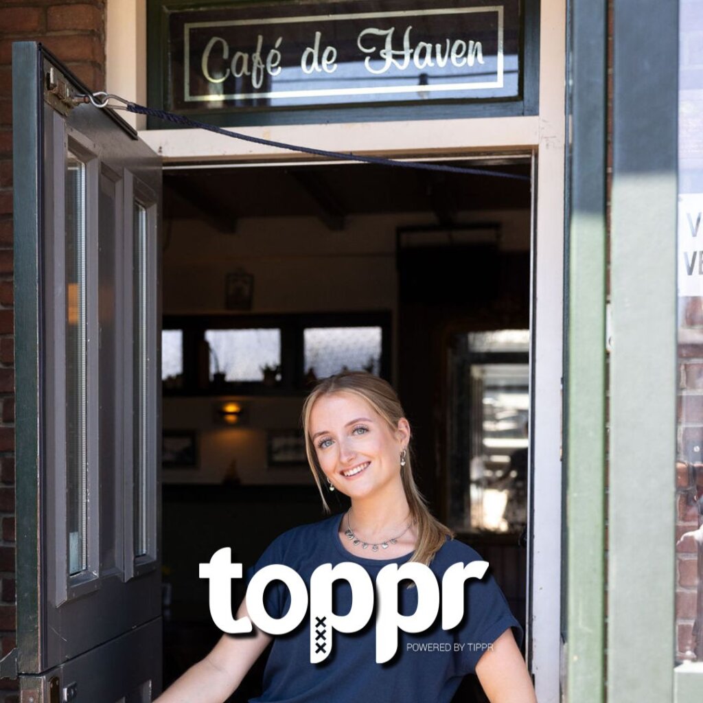 Toppr van juli Wies de Jeu bij de ingang van Café de Haven